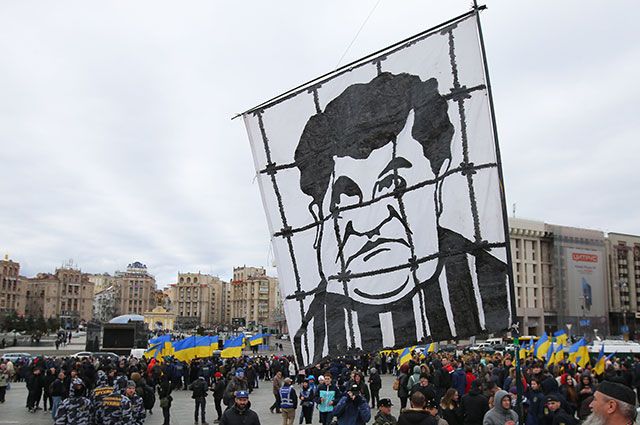 Участники акции протеста против коррупции на площади Независимости в Киеве.