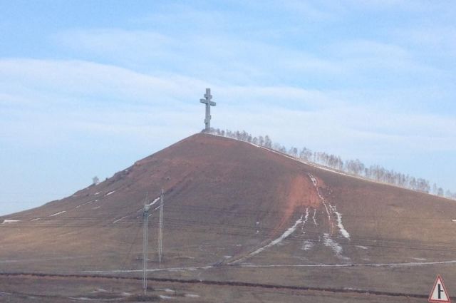 Крест на горе многие горожане критикуют.