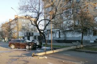 Рухнувший столб и сгоревшее авто: подростки неудачно «покатались» на машине