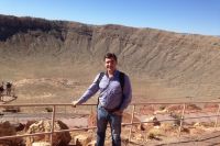 Это кратер в Аризоне, где Сергей Таскаев искал метеоритные алмазы, чтобы сравнить с кристаллами из нашего метеорита.