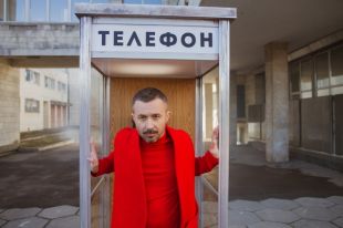 Красный голубь в сером мире: все о любви и яркости в новом клипе Сергея Бабкина «Моє кохання»