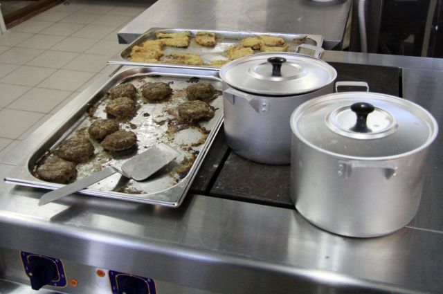 Специалисты во время проверки организации питания в школе выявили нарушение в замене блюд из утвержденного 10-ти дневного меню.