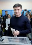 Владимир Зеленский голосует на президентских выборах на Украине.