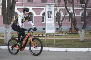 Мэр Киева Виталий Кличко приехал голосовать на выборах Президента Украины на велосипеде после тренировки.