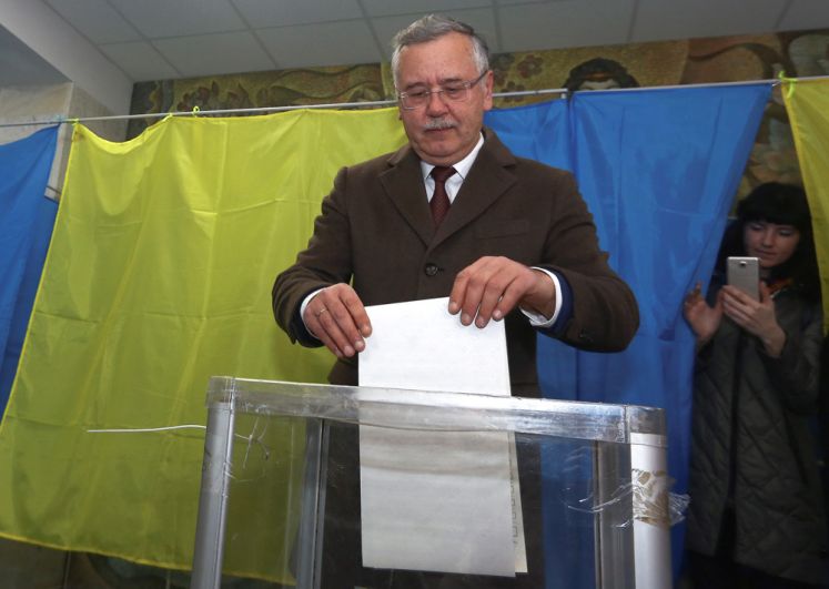 Анатолий Гриценко голосует на президентских выборах на Украине.