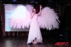 Карина Пирожкова из школы № 145 появилась на сцене в белом платье с крыльями из перьев и спела популярную песню: «Помолимся за родителей».