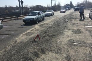 В Николаеве из грузовика высыпались тонны подсолнуха: образовался затор