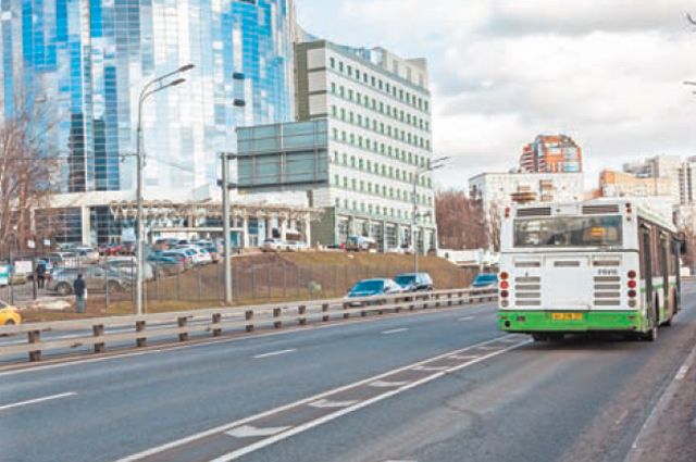 Выделенка на улице Лобачевского. Магистральные автобусы, такие как № М4, позволяют жителям экономить время в дороге.