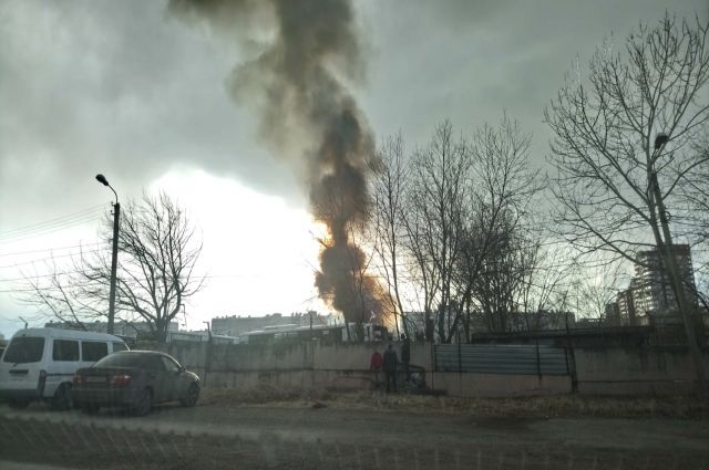 Трамвайное депо охватило огнем в Хабаровске.