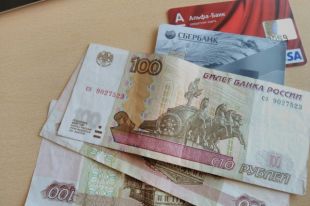 Женщина попросила знакомого снять с её карты деньги.