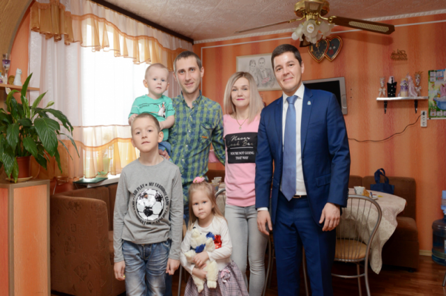 Губернатор Ямала вручил жилищный сертификат молодой семье в Лабытнанги
