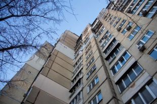 В Киеве мужчина выбросился из окна 12 этажа.