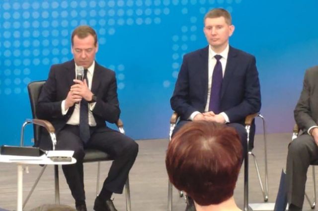Дмитрий Медведев и Максим Решетников обсуждают развитие бизнеса с пермскими предпринимателями.