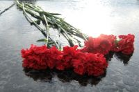 Тюменские депутаты возложили цветы к монументу погибшим при крушении ATR-72