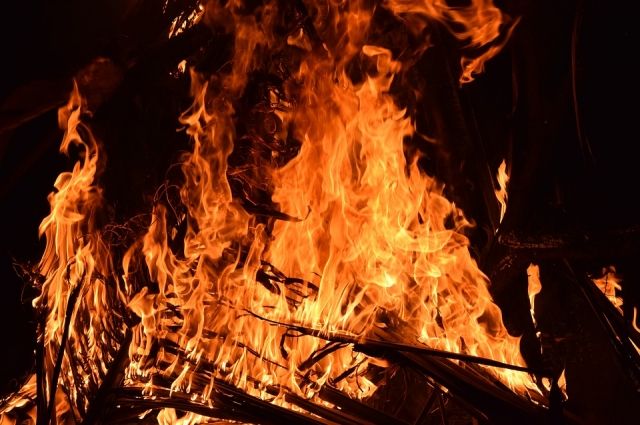Пожар в Тарко-Сале уничтожил ангар и три грузовика