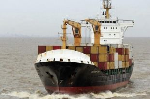 Нигерийские пираты напали на судно с украинскими моряками на борту и захватили их в заложники.