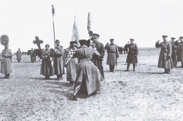 Верховный правитель Александр Колчак вручает полковое знамя, 1919 год.