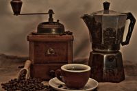 Кофе появился на Руси ещё во времена царя Алексея Михайловича как лекарство от насморка и головной боли. Настоящую же популярность он получил при Петре I. В 1720 году в Петербурге открылась первая кофейня.