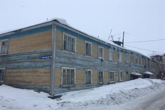 В Салехарде прокуратура обязала УК убрать снег и сосульки с крыши дома 