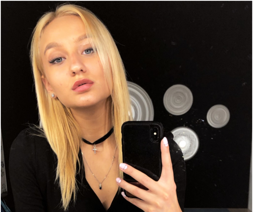 Гайсина Арина. 22 года. Место работы - компания Дар.