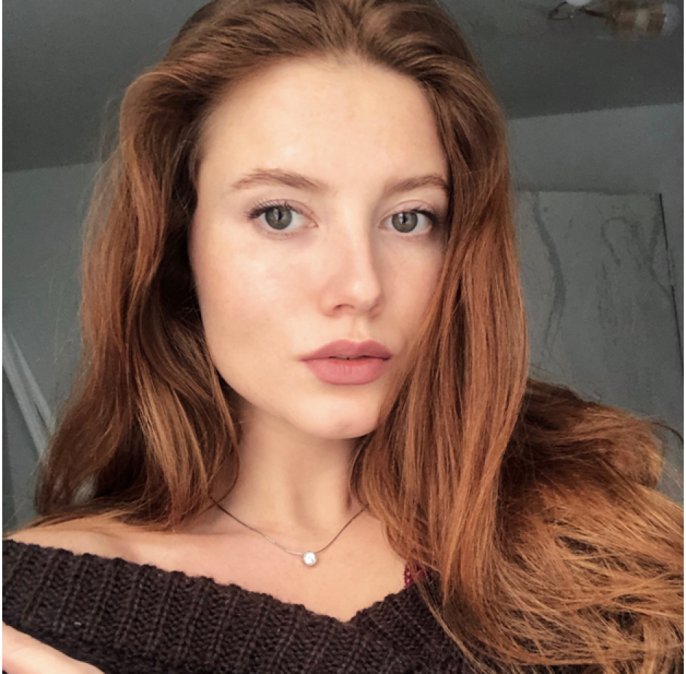 Иванова Анна. 21 год. Место работы - Бренд женской одежды.