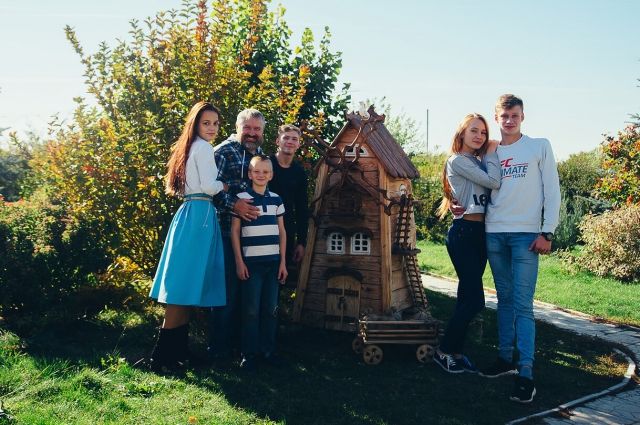 Сергей Ефанов вместе со своей семьей создает сказочные домики.