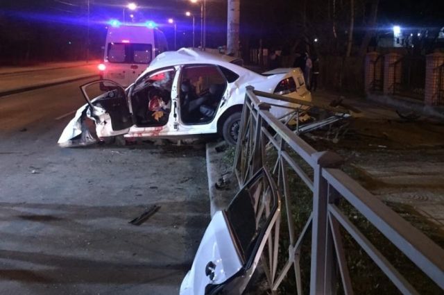 На Гагарина Volkswagen въехал в столб: пассажирка погибла, водителю ампутировали руку