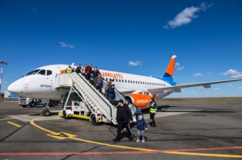 Самолет делает промежуточную посадку в Калуге, а пассажиры должны временно покинуть салон