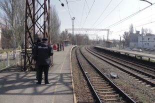 Утром в четверг в Днепре на железнодорожной станции 193 километр поезд сообщением Кривой Рог – Москва сбил насмерть 26-летнего мужчину.