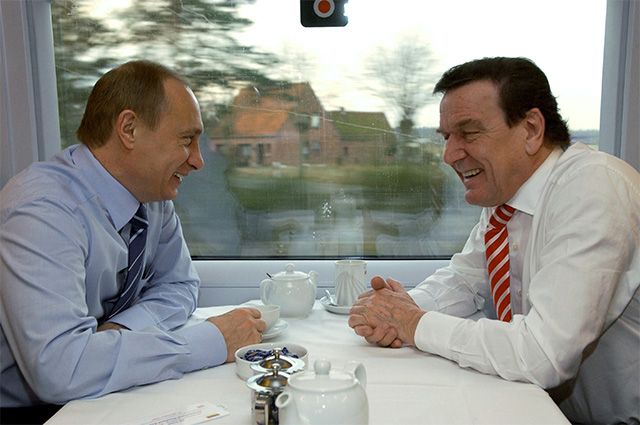 Президент РФ Владимир Путин и канцлер ФРГ Герхард Шредер в поезде Гамбург-Шлезвиг во время официального визита главы Российского Государства в Германию. 2004 г.