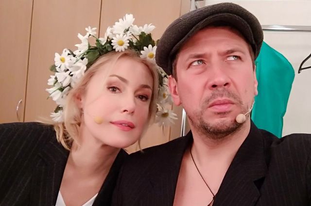 Мария Шукшина и Андрей Мерзликин в образе главных героев спектакля