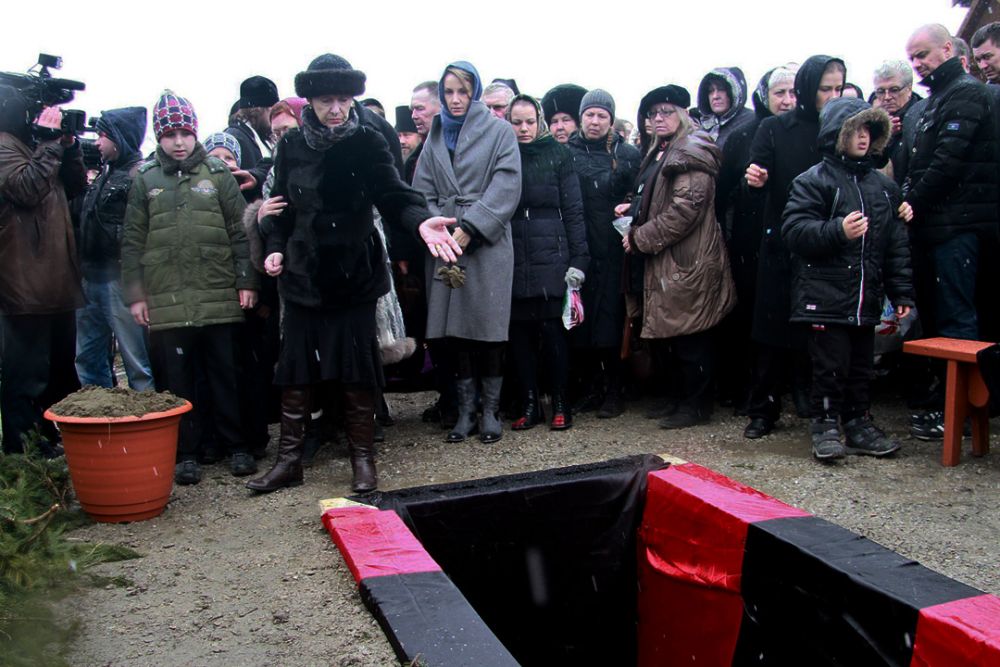Тамара Золотухина, Ирина Линдт и Ваня Золотухин на похоронах