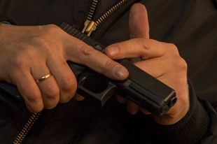 Мужчина ранен в шею, ему оказали медицинскую помощь.