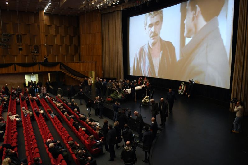Церемония прощания с Алексеем Булдаковым в Центральном доме кино в Москве.