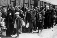 Группа евреев, прибывшая в Аушвиц.
