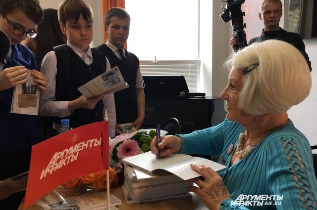Лилия Васильевна подарила книгу всем присутствующим и подписала каждому, кто пожелал.