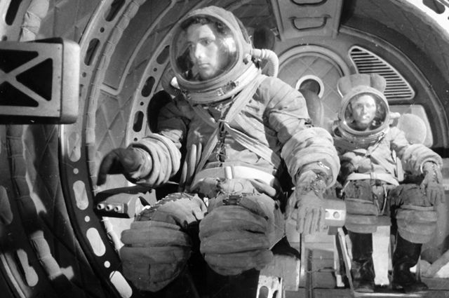 Космонавты готовятся к тренировке в условиях невесомости. 1960 г.