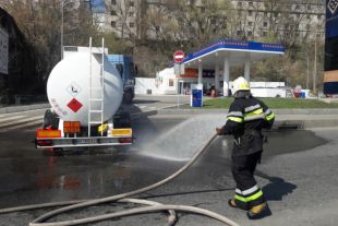 Сотрудники ГСЧС спасли Харьков от взрыва бензовоза