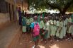 Перерыв в школе в Игбо-Ора. Среди детей — девять пар близнецов. 