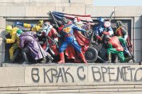 Вандалы время от времени заливают краской памятник советским воинам-освободителям в Софии. Местные власти не особо спешат его очистить.