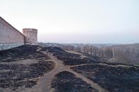 Выгоревшие поля за стенами Смоленской крепости напоминают об осаде города в 1609 - 11 годах.