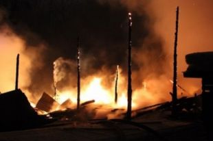 В Киеве загорелась свалка на Позняках и окутала дымом весь район