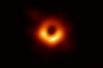 Первое в истории изображение черной дыры, находящейся в галактике M87, полученное в рамках проекта Event Horizon Telescope, который объединил восемь радиотелескопов по всему миру.