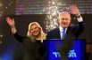 Премьер-министр Израиля Биньямин Нетаньяху и его супруга Сара приветствуют своих сторонников после публикации данных экзит-поллов. Парламентские выборы в Израиле прошли во вторник, 9 апреля.