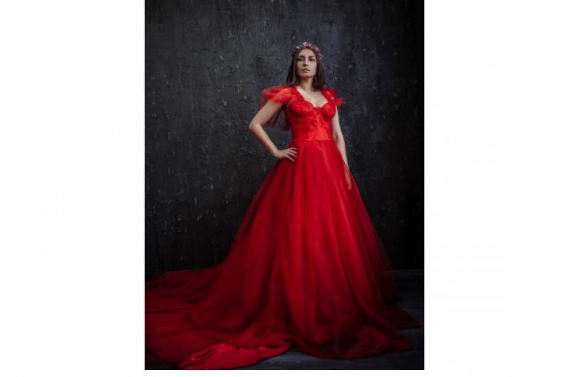 Роскошная дива в красном платье
