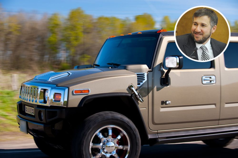 Депутат Госдумы Григорий Аникеев владеет автомобилями Hummer H2, двумя Mercedes-Benz, мотоциклом, вертолетом, машинами медицинской службы, несколькими лодками и вездеходом.
