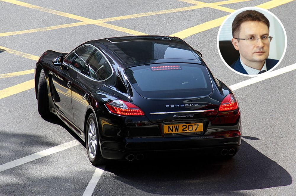 Депутат Владимир Блоцкий владеет двумя автомобилями Porsche — Cayenne и Panamera 4S.
