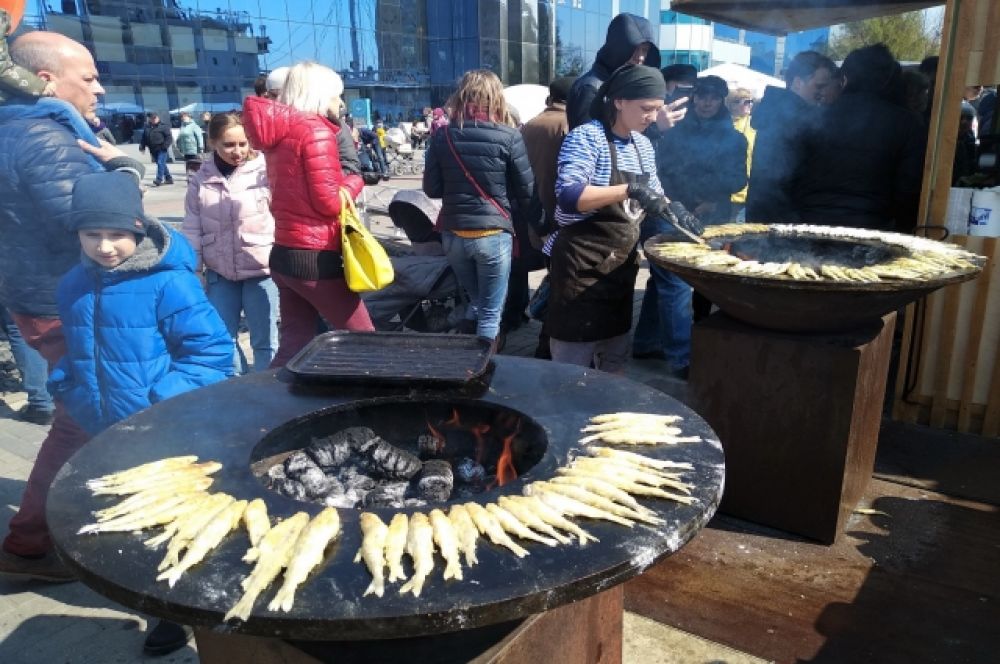 Калининградцев угощали вкуснейшими рыбными блюдами.