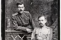 Братья бабушки тоже были офицерами: Дмитрий Андреевич (слева) - поручик жандармского корпуса, а Александр Андреевич (справа) - военный инженер. 