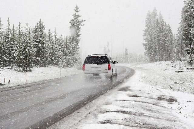 Ямальских водителей из-за метели просят воздержаться от дальних поездок
